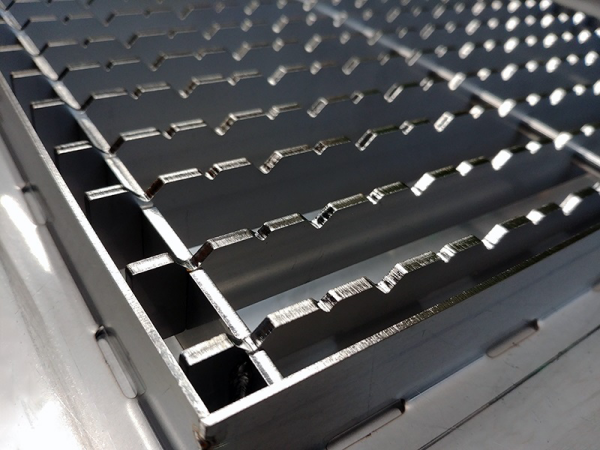 Inox talni sifon Z REŠETKO, dimenzij 200mm x 200mm x 188mm Ø50mm horizontalno POVOZEN PROTIZDRSEN s PRIROBNICO za HIDROIZOLACIJO