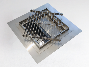 Inox talni sifon Z REŠETKO, dimenzij 200mm x 200mm x 188mm Ø50mm horizontalno POVOZEN PROTIZDRSEN s PRIROBNICO za HIDROIZOLACIJO