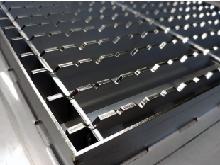 Inox talni sifon Z REŠETKO, dimenzij 200mm x 200mm x 188mm Ø50mm horizontalno POVOZEN PROTIZDRSEN s PRIROBNICO za HIDROIZOLACIJO