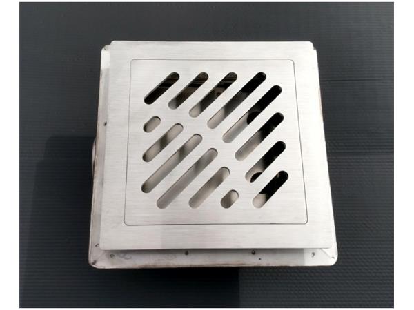 Talni sifon komplet s čelno ploščo debeline 5mm s PERFORIRANIM VZORCEM (AVTOPOVOZNO) in prirobnico za hidroizolacijo 200x200x150mm INOX Ø50mm horizontalno