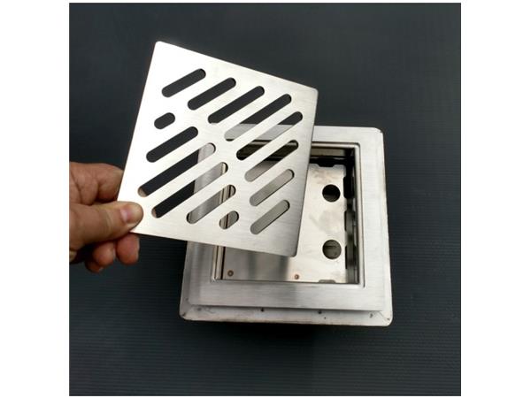 Talni sifon komplet s čelno ploščo debeline 5mm s PERFORIRANIM VZORCEM (AVTOPOVOZNO) in prirobnico za hidroizolacijo 200x200x150mm INOX Ø50mm horizontalno