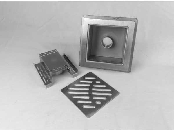 Talni sifon komplet s čelno ploščo debeline 5mm s PERFORIRANIM VZORCEM (AVTOPOVOZNO) in prirobnico za hidroizolacijo 300x300x128mm INOX Ø75mm vertikalno